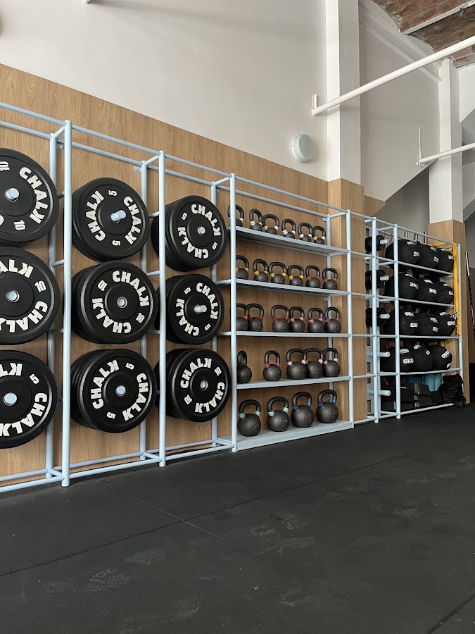Racks olímpicos, kettlebells y barras dentro de ZENFIT Urquiza Box